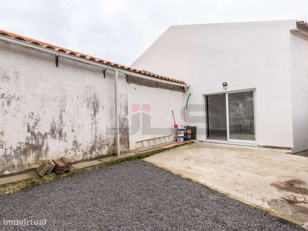 Moradia V1+1 Totalmente Remodelada com Vista Mar em Água de Alto-21