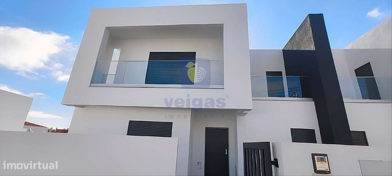 Moradia T4 geminada em Vale de Milhaços - Corroios - Grande imagem: 3/41