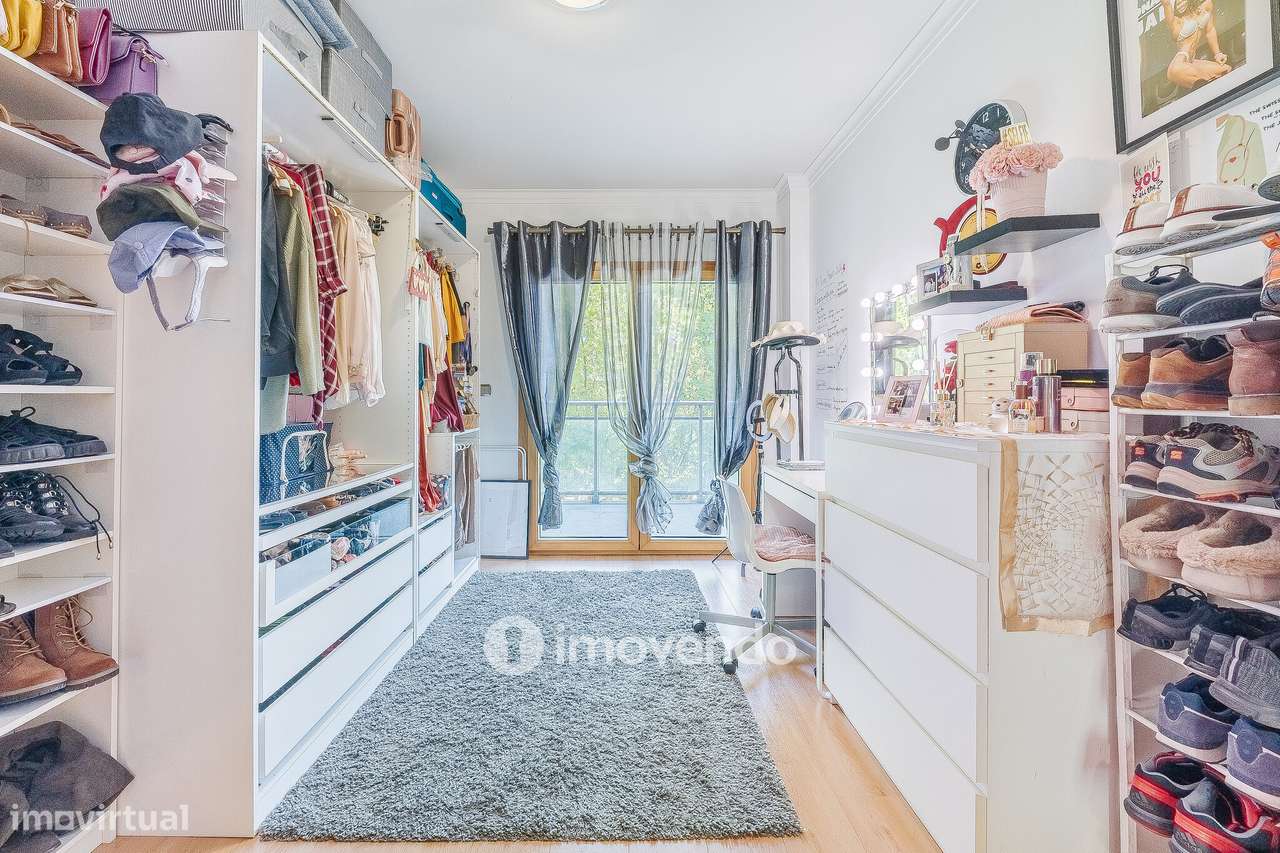 Apartamento T2 moderno, com garagem e varanda enorme, na Malvarosa-30