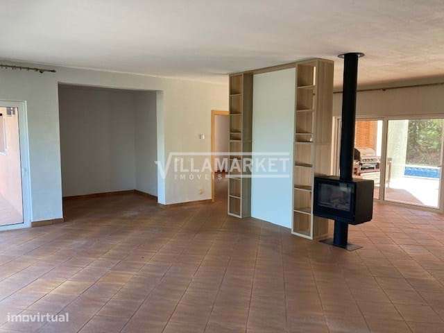 LUXUOSA VILLA V4  DE ARQUITETURA MODERNA COM PISCINA SITUADA NA ZONA D-28