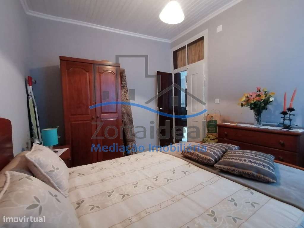 Moradia com dois pisos, nove divisões, anexos, garagem e logradouro...-8