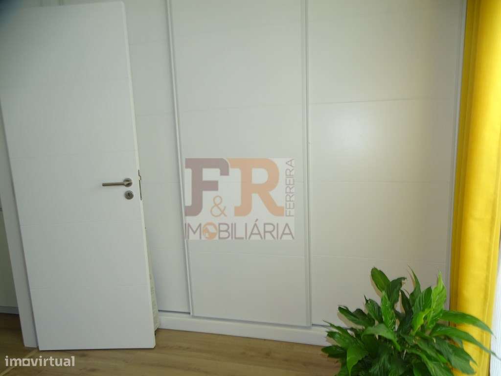 Semi-Nova Geminada Duplex T3 com Piscina Fernão Ferro-19