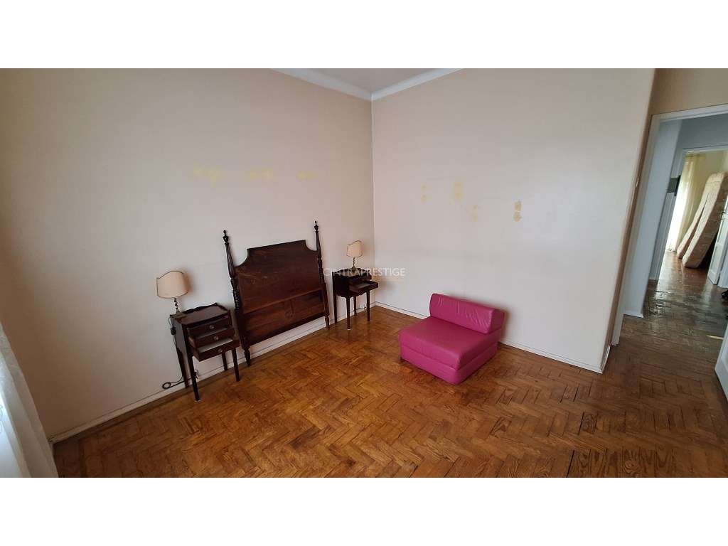 Moradia T4 com quintal e garagem em Algueirão-12