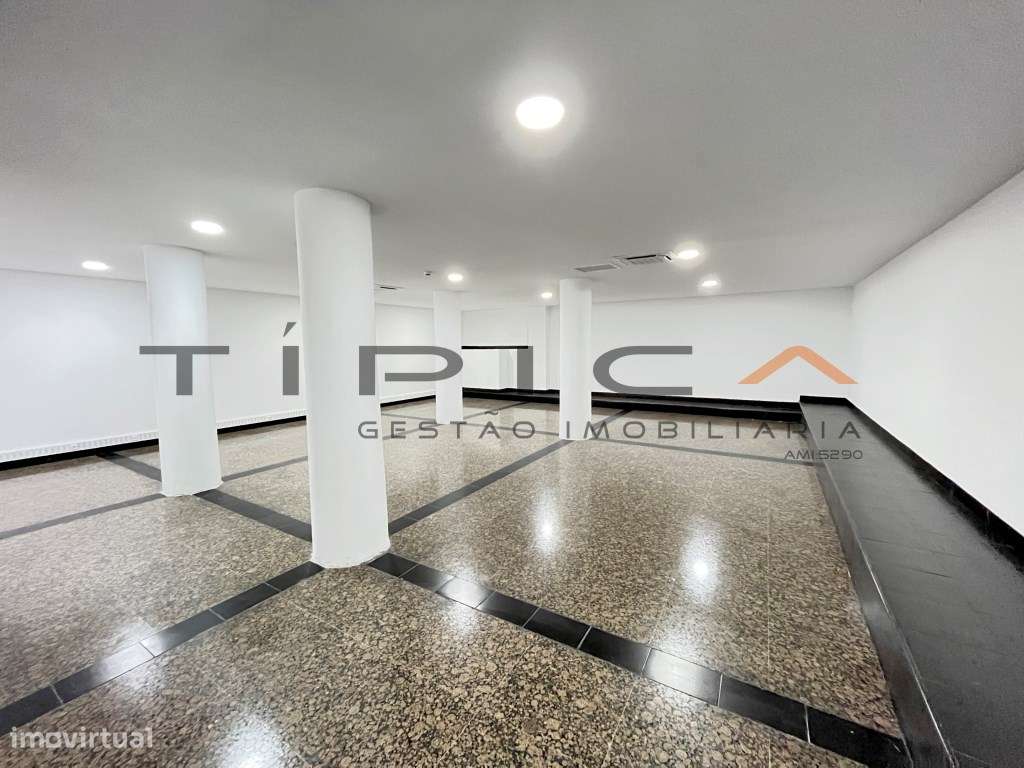 Loja com dois pisos bastante perto da Praça Paiva Couceiro - Grande imagem: 3/8