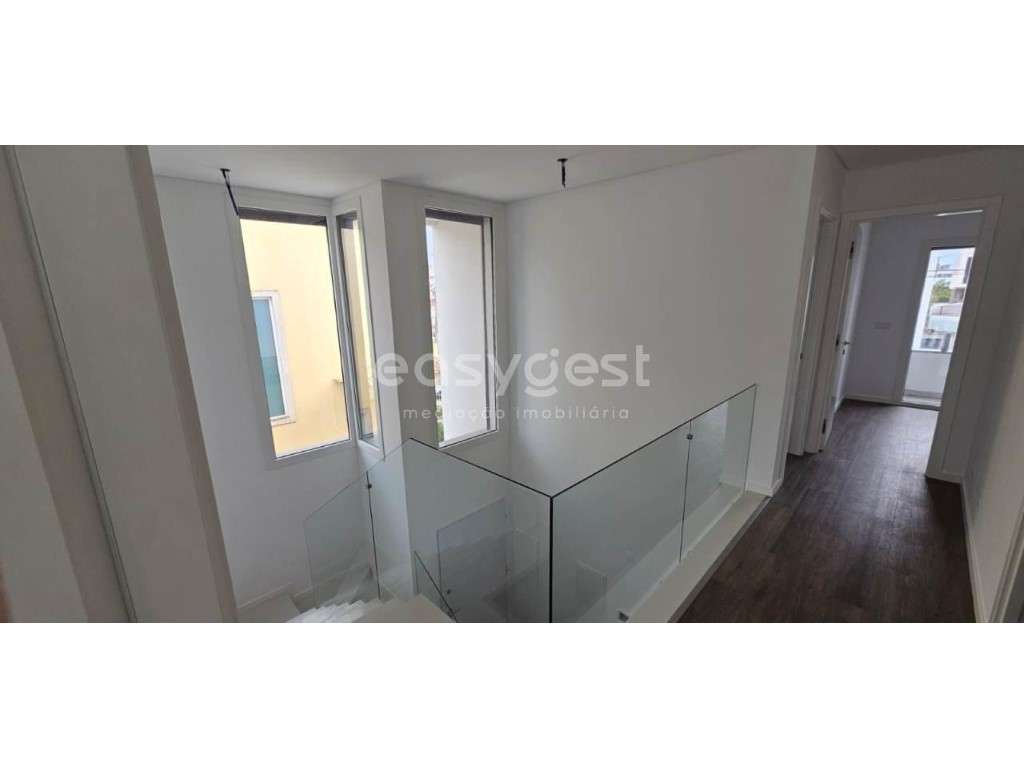 Moradia T3+1 magnífica espaçosa com piscina privativa em Amora - Grande imagem: 5/18