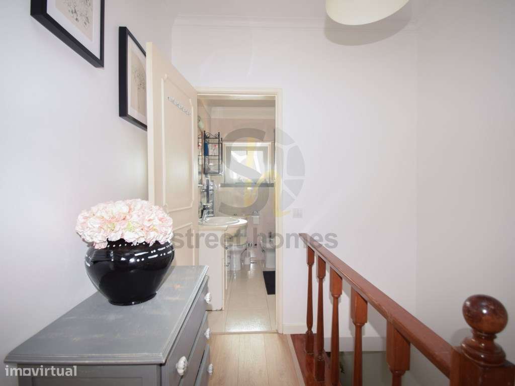 Moradia espaçosa com 2 pisos mais sótão , garagem e espaço exterior...-3