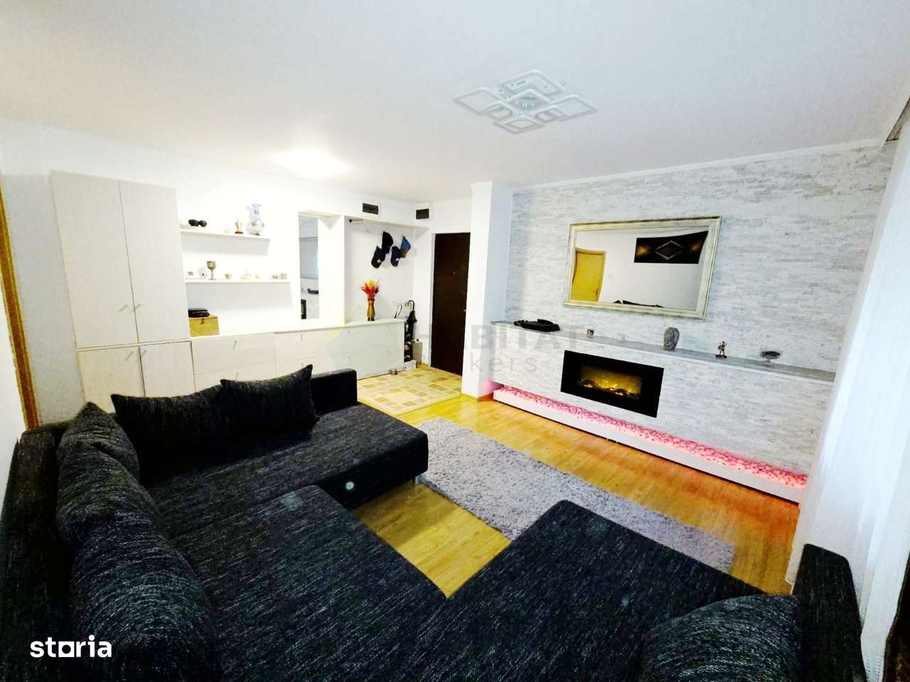 Apartament spaios cu emineu, 4 camere, boxe, parcare - Metrou Branco