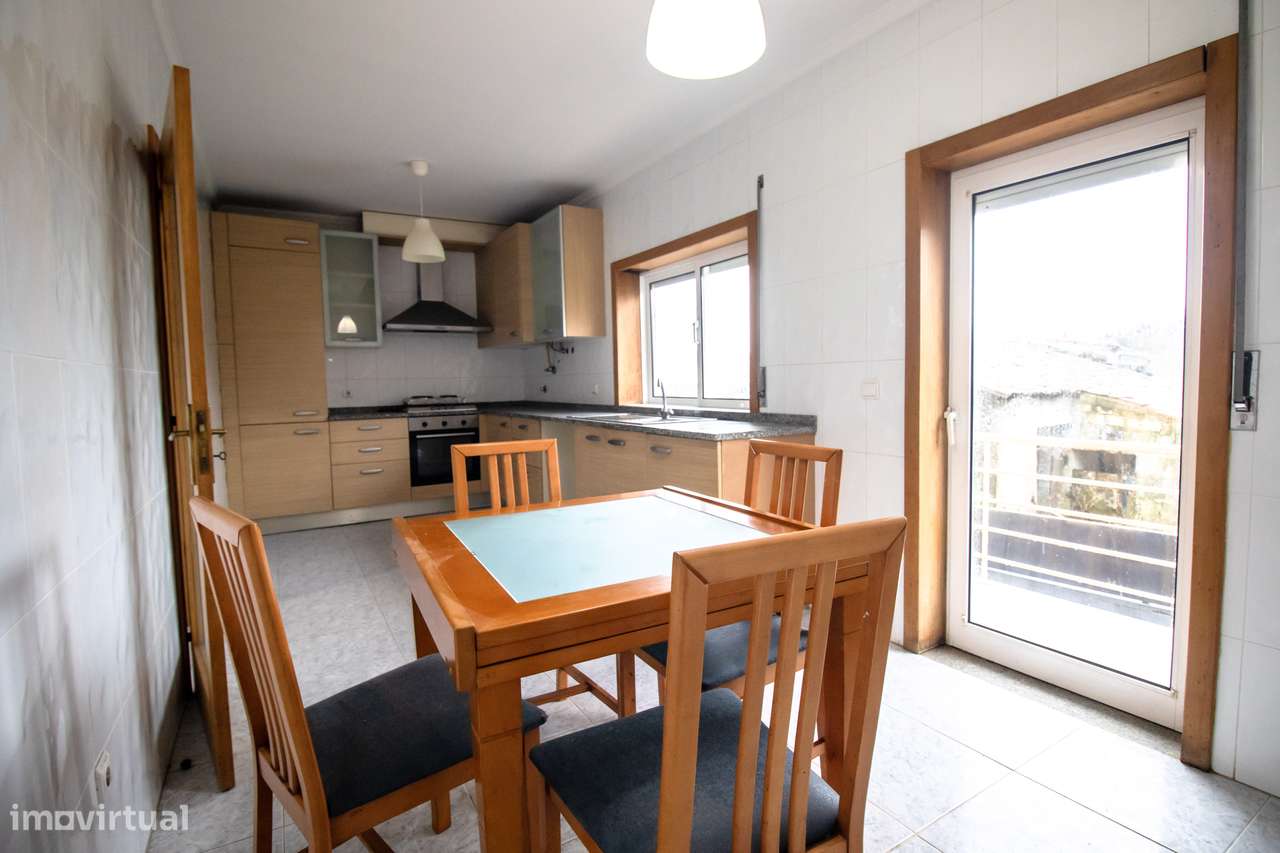 Moradia T4 Usada em Excelente Localização – A Apenas 1 km da Praia-6