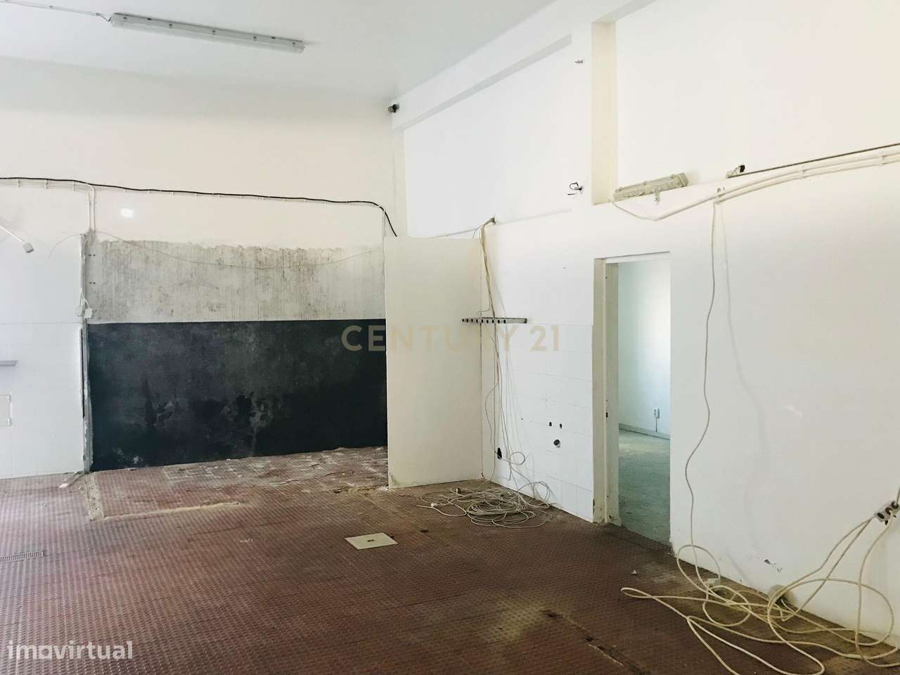 VENDE-SE – ARMAZÉM PRÓXIMO DA PRAIA COM EXCELENTE POTENCIAL DE INVESTI - Grande imagem: 4/9