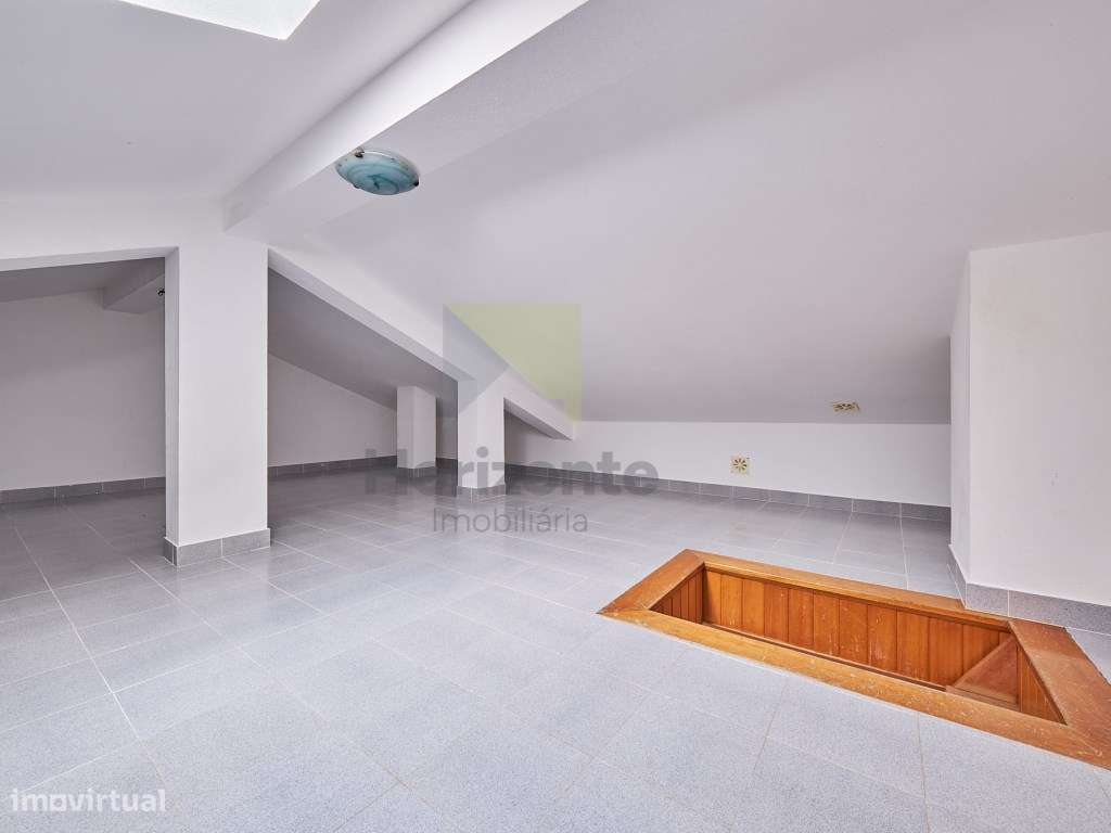 Moradia T4 com Excelente Localização-27