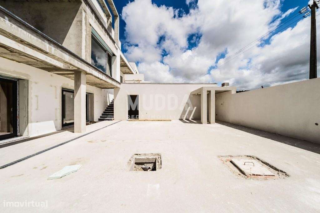 Moradia isolada de design contemporâneo nos Casais Mestre Mendo-44