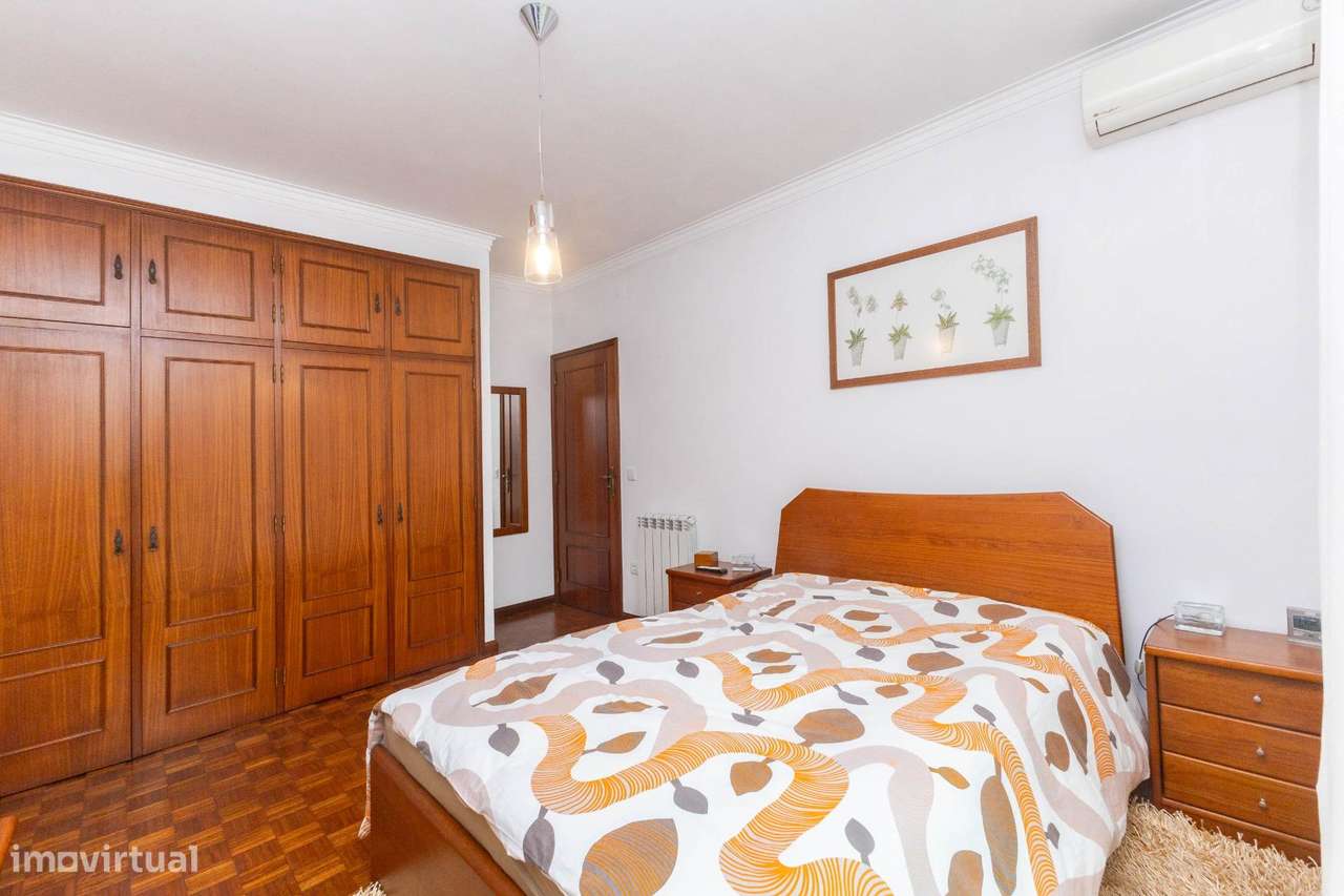 Moradia T4 na Maia – Renovada, 3 Frentes, Terraço e Garagem a...-29