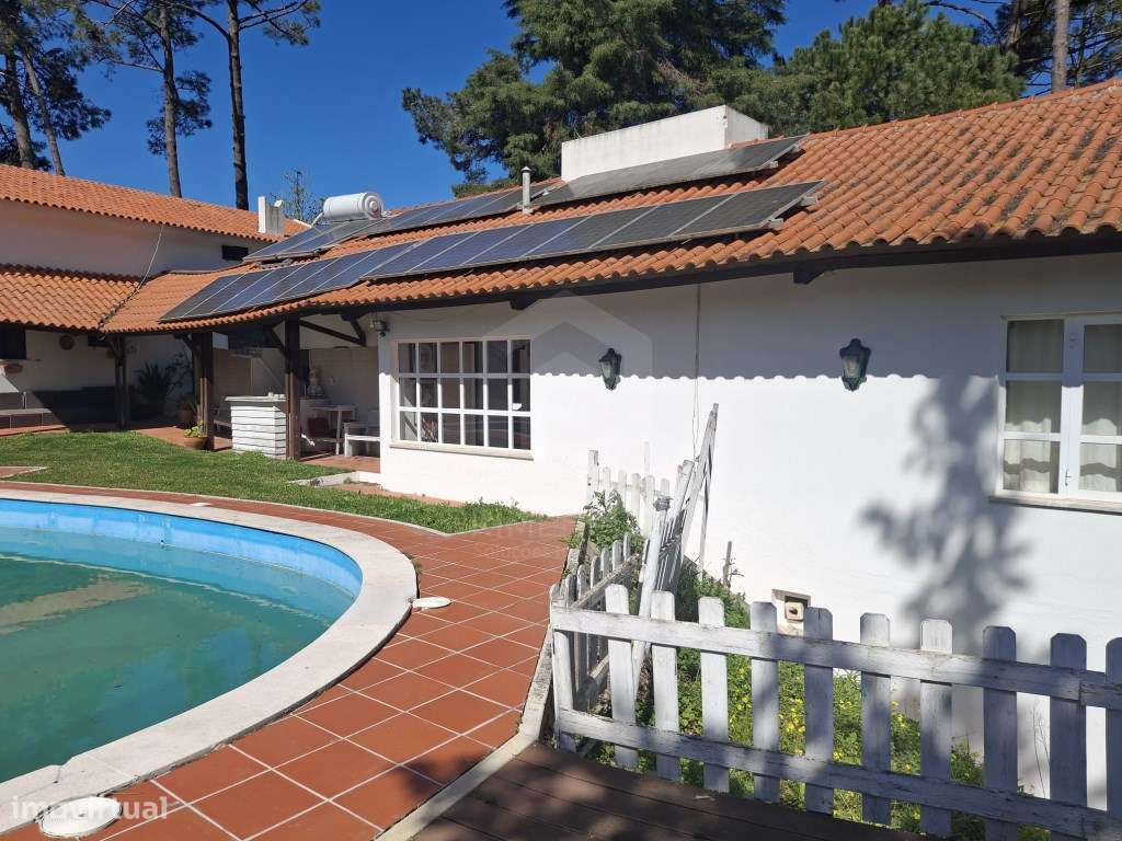 Moradia de Tradicional com Piscina em Lote de 2135 m² - Cotovia-17