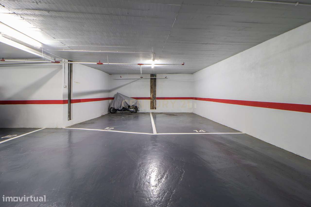 Loja com 273 m² terraço e 2 lugares de estacionamento – Zona Marquês d-23