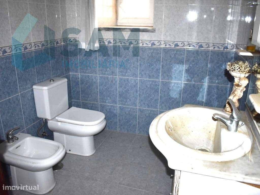 Moradia T4, localizada em Maxial-16