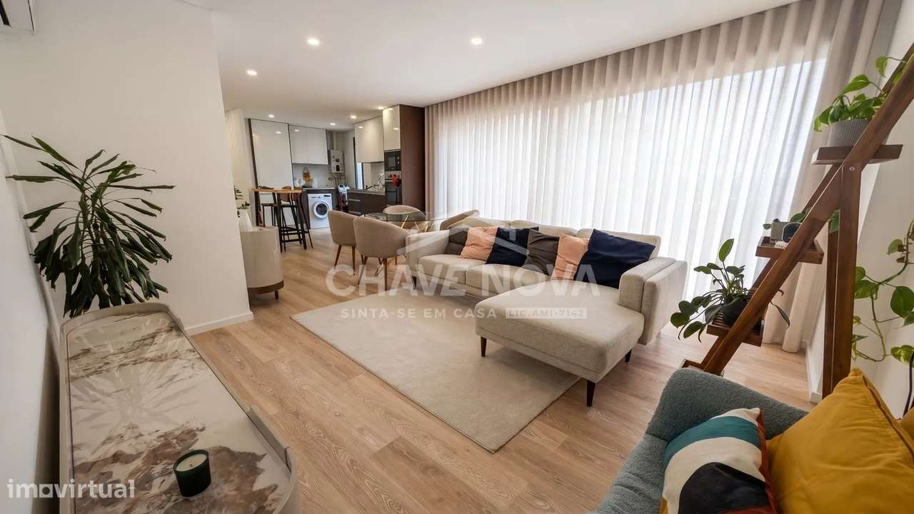 Apartamento T3 c/ Terraço (77.35m2) e Garagem Box em Mafamude-0