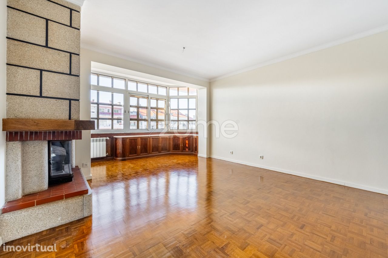 Apartamento T4 Avenida dos Combatentes, Porto.