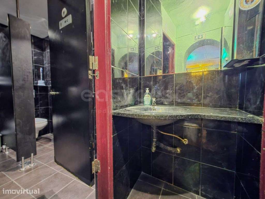 Prédio composto por apartamento T2 e Bar com Cave e R/C no centro h... - Grande imagem: 4/33