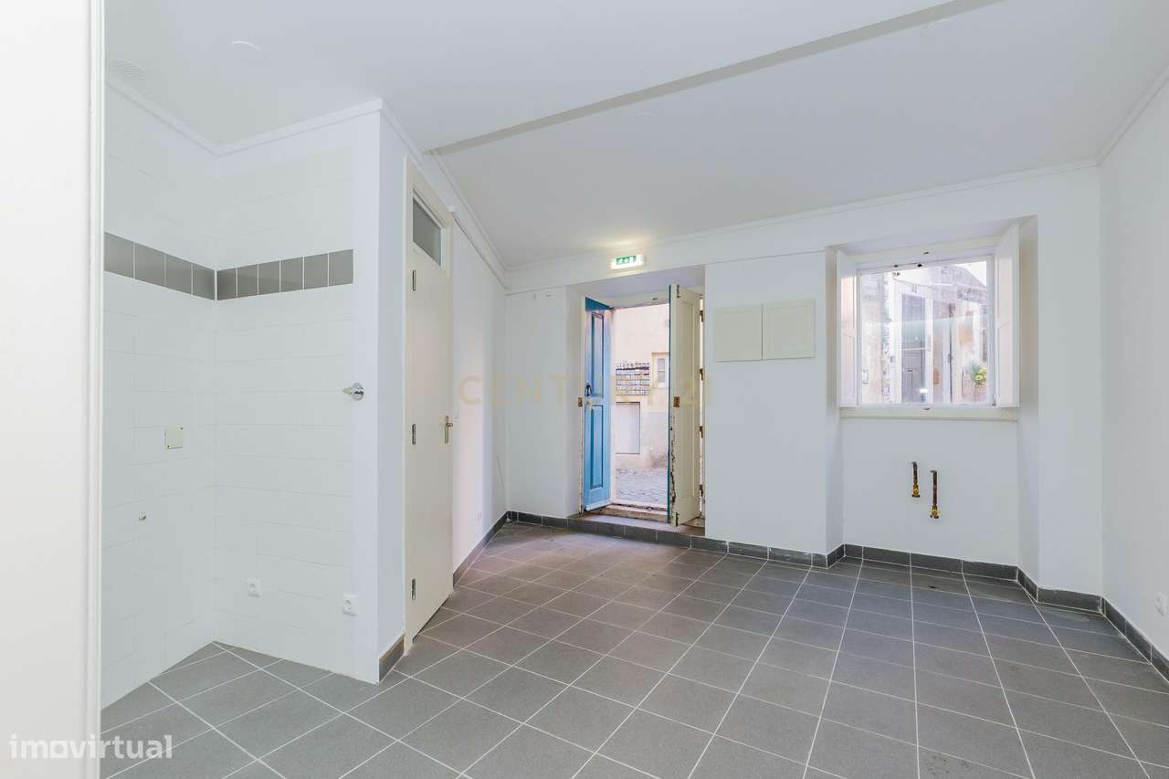Prédio com Loja e 2 apartamentos no Castelo de São Jorge - Grande imagem: 3/22