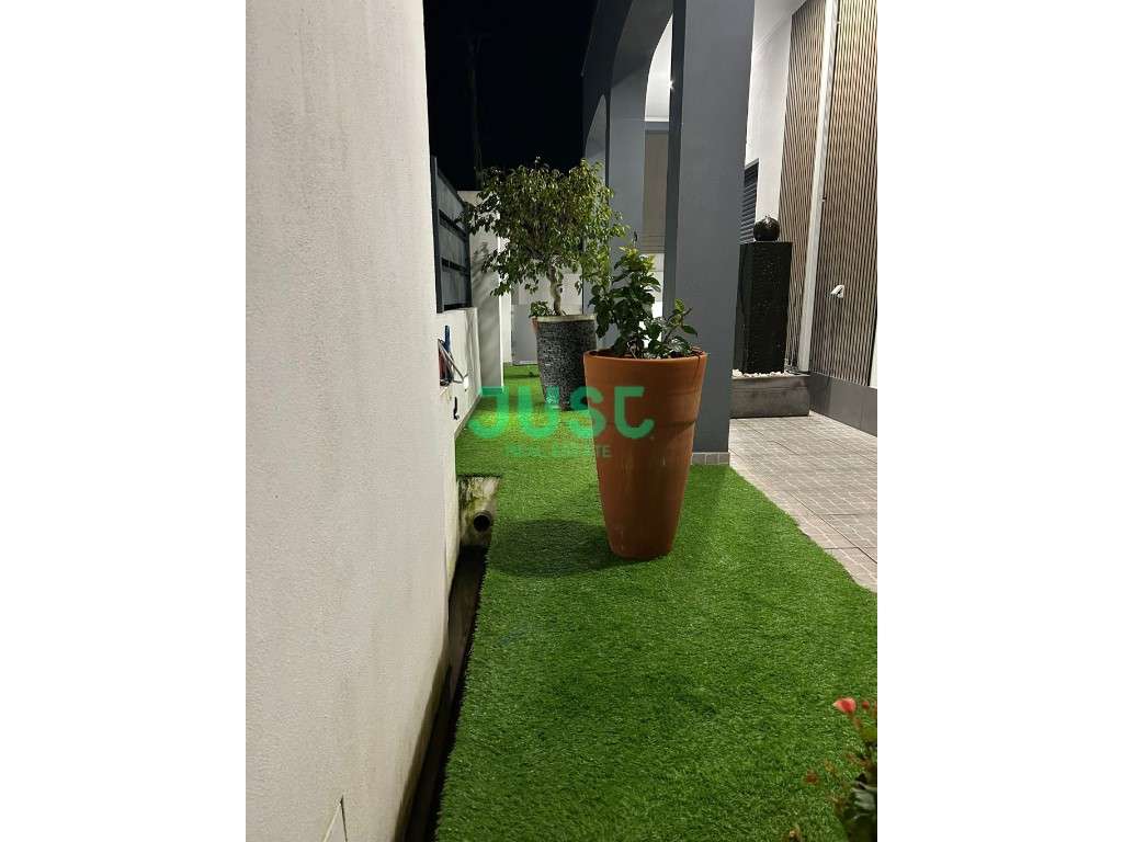 Moradia isolada, T3, seminova com garagem e piscina na Quinta do Conde-16