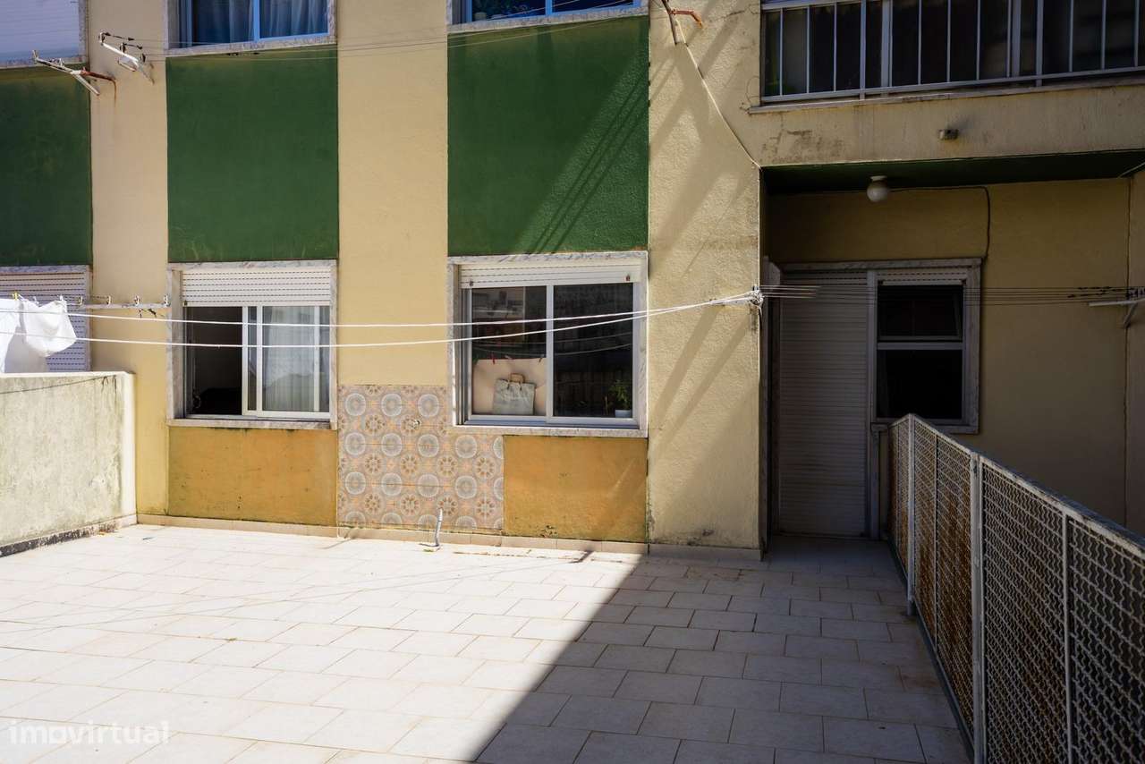 T2 com terraço e arrecadação em Sintra!-16