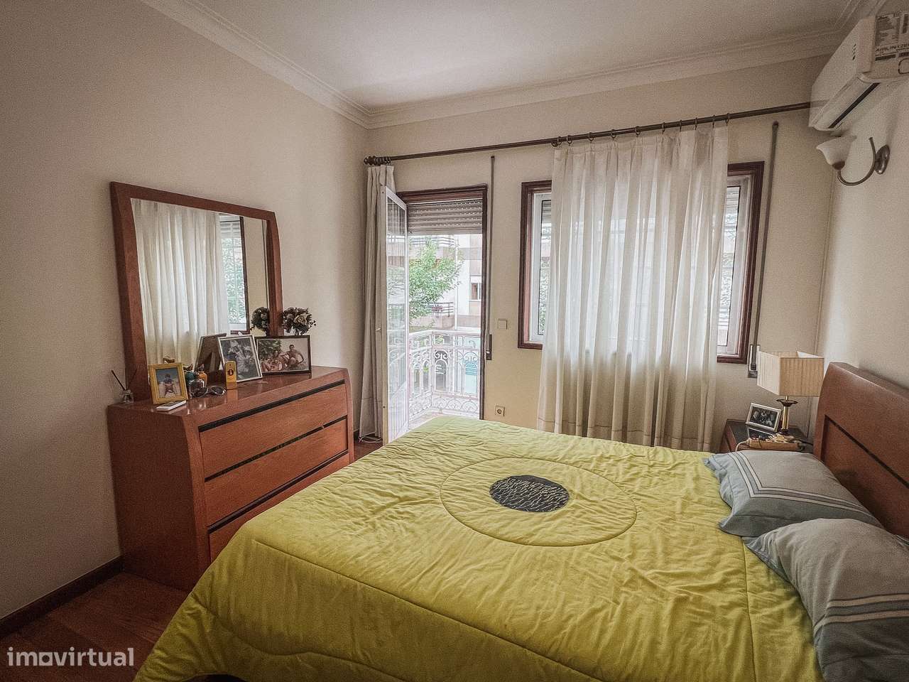 Moradia T4 no Centro de Santo Tirso com Terraço e Jardim-14