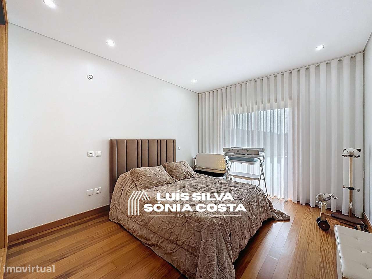 Moradia T4 Excelente Estado e Áreas | 2 Suites, Jacuzzi, Painéis...-19