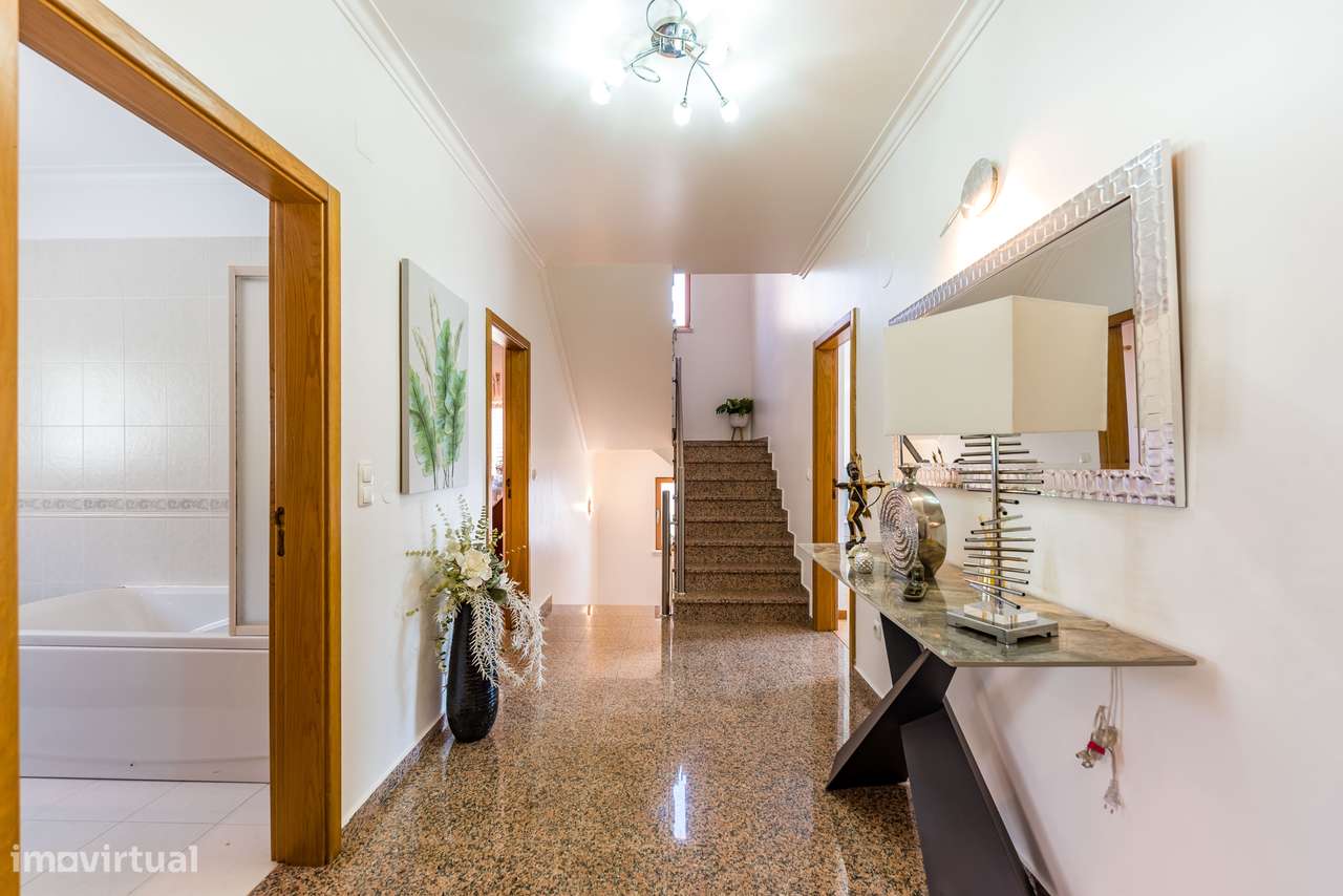 Moradia Isolada com 5 quartos| 2 Suite | Garagem e Sótão | 5m Metro-33