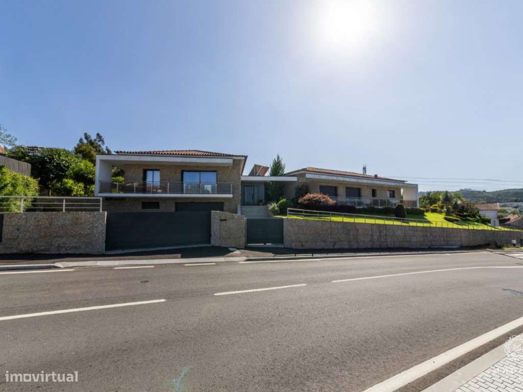 Moradia T3+1 Exclusiva com Jacuzzi, Jardim e Vista Montanha | Guima... - Grande imagem: 5/49