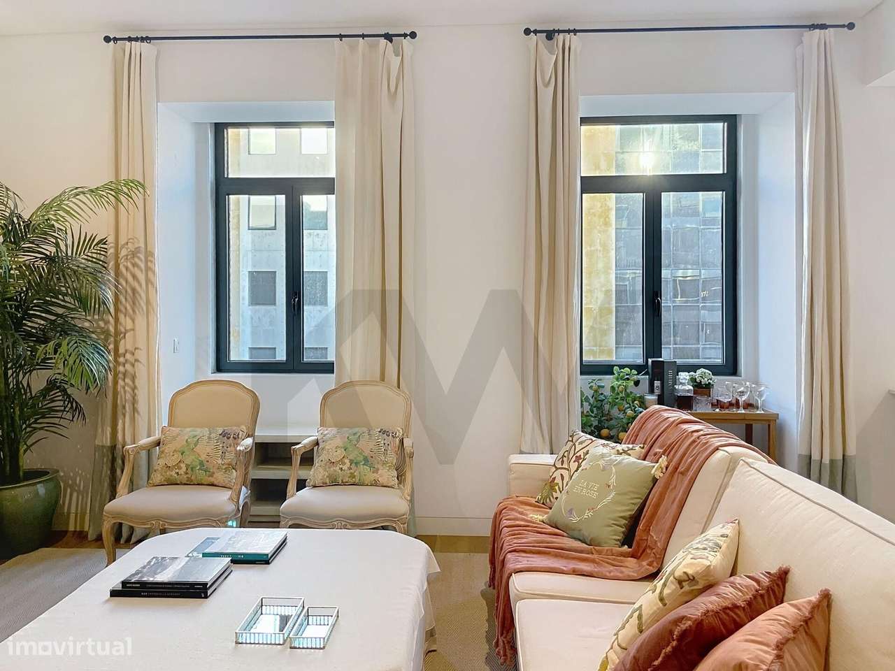 Apartamento T2 com Garagem e Varandas junto à Avenida da Liberdade - Grande imagem: 5/41