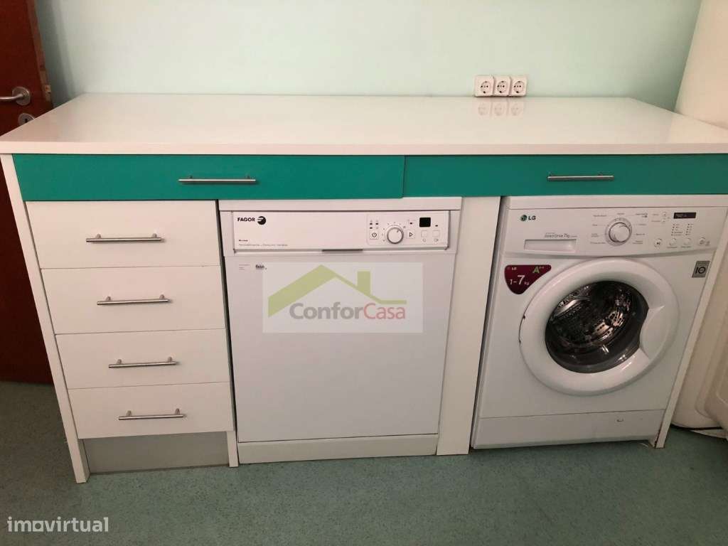 Moradia em banda, T4 com jardim, logradouro, garagem, excelente exp...-6