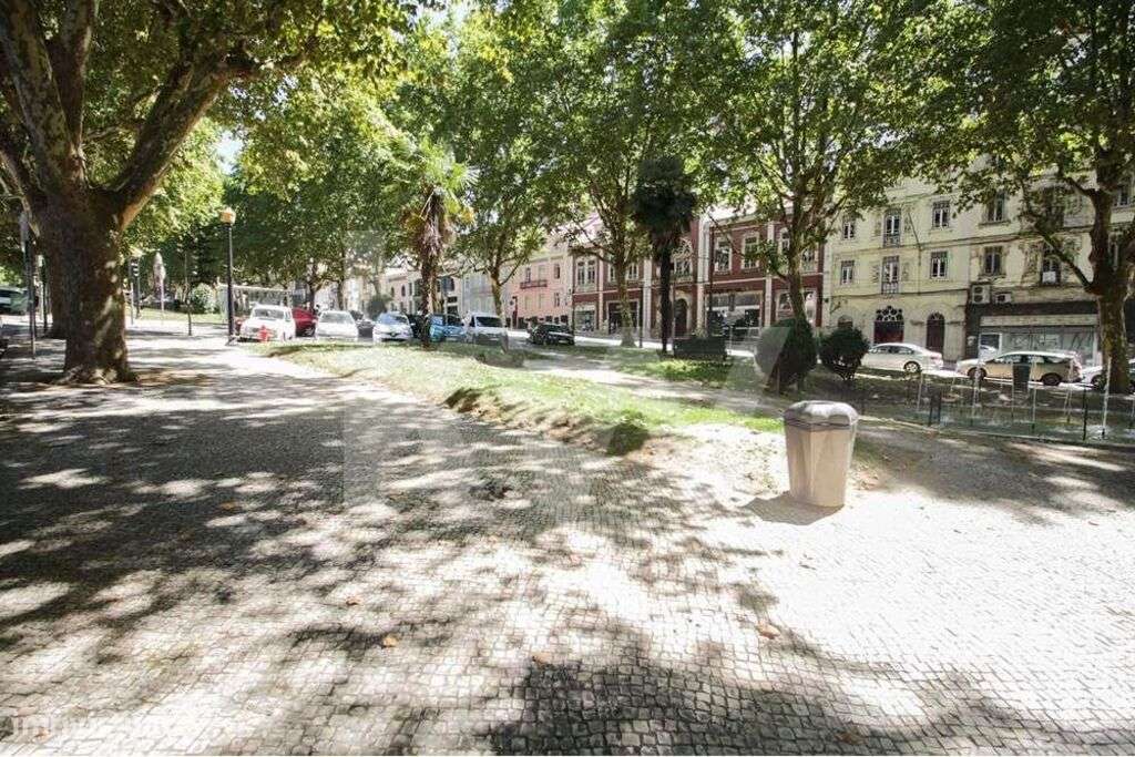 Prédio na Av. Sá da Bandeira | 8 Apartamentos | Espaço Comercial | Inv-10