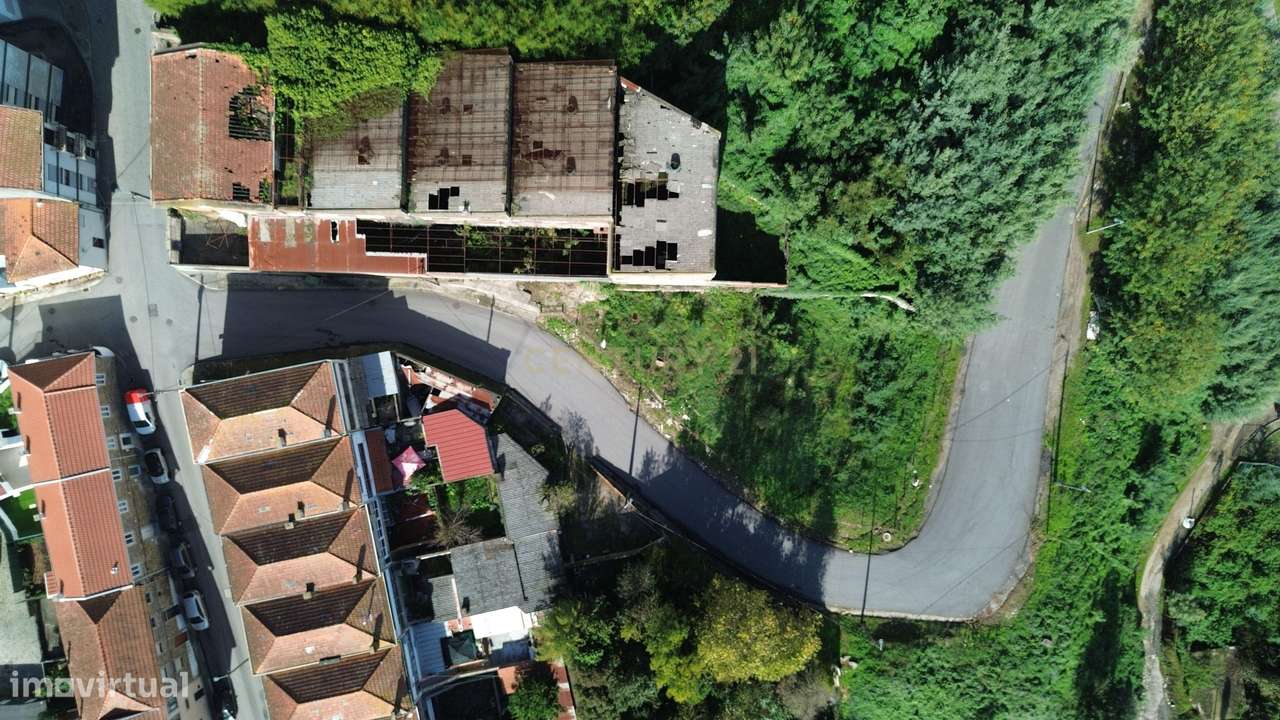 Prédio para reconstrução e com PIP em apreciação - Oliveira do Douro, - Grande imagem: 4/5