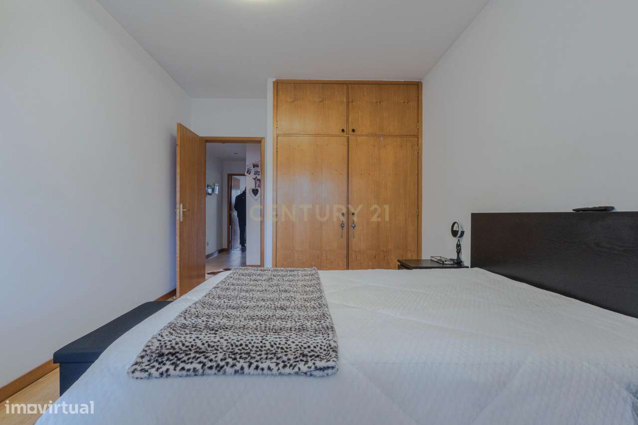 Fantástico Apartamento T2 com Lareira, Varanda e Lugar de Garagem | Fâ-14