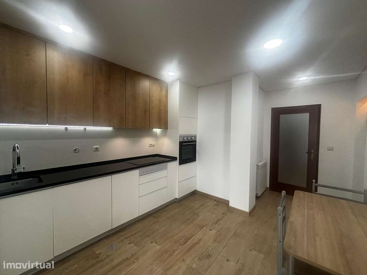 Apartamento T3 Renovado C/ Aquecimento e Garagem - Viseu-0