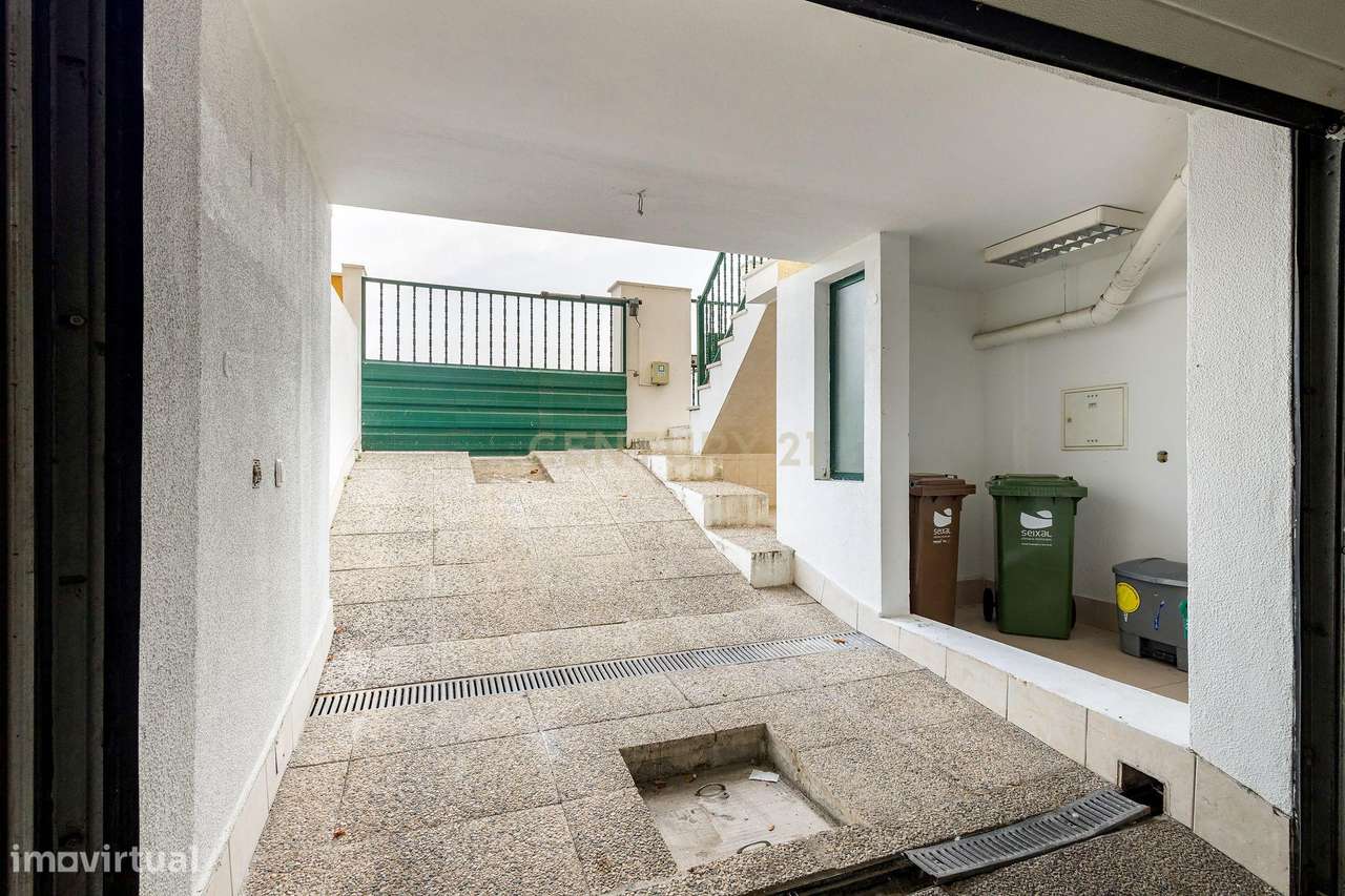 Moradia em Banda T3+1 com quintal e garagem em Zona Tranquila – Bacelo-28