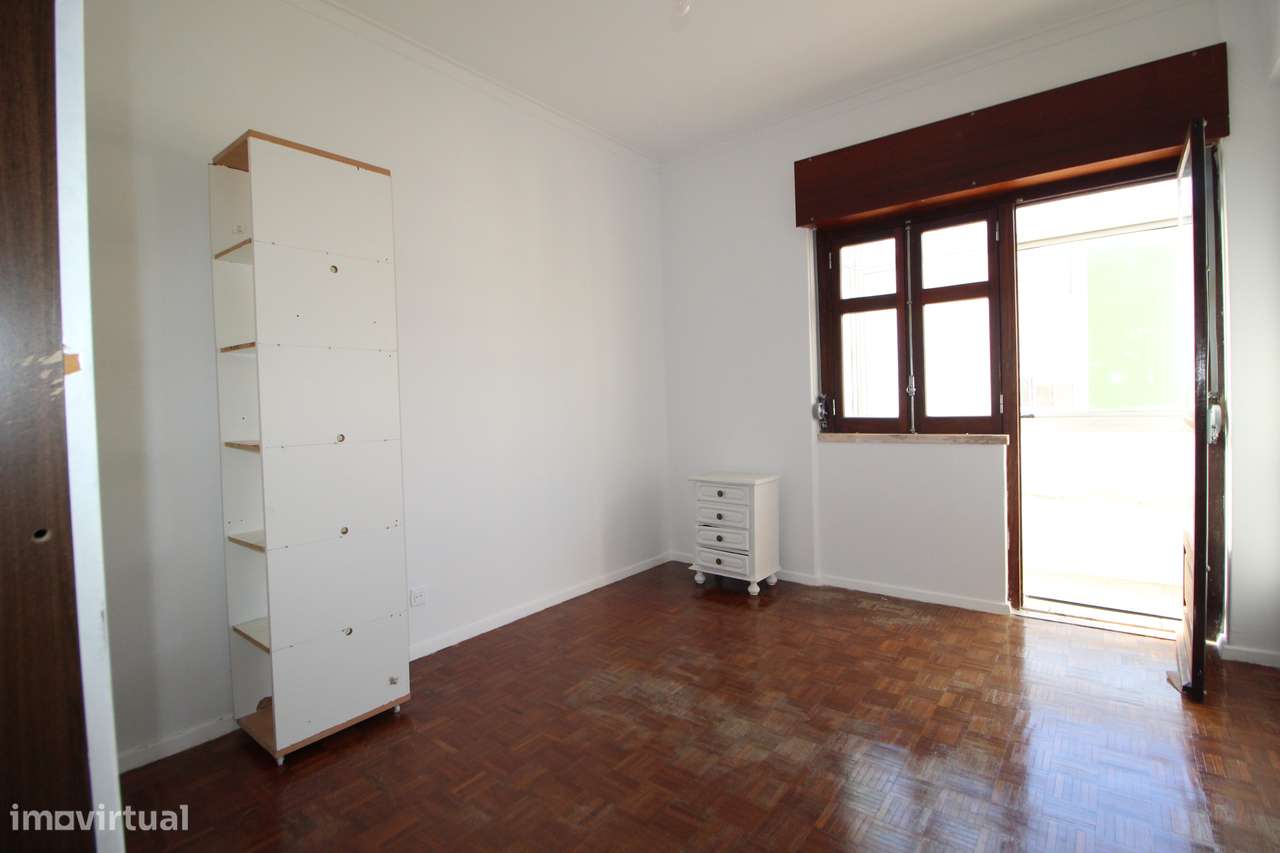 Apartamento T2 com varandas e ótima exposição solar-6