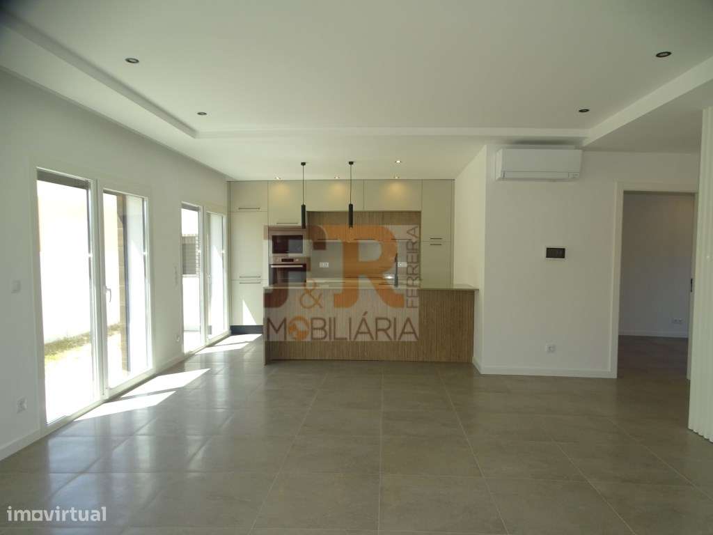 PRONTA!! Moradia Duplex T4 com Garagem, Quinta das laranjeiras Fern...-8