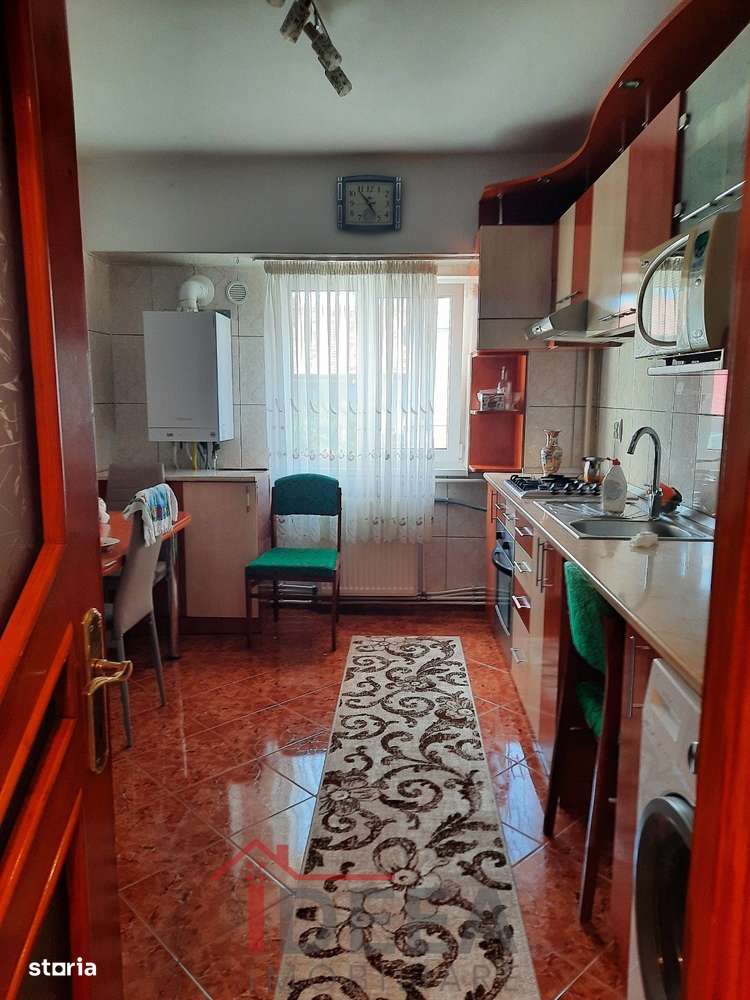 Apartament cu 3 camere, decomandat, loc de parcare, zona 1 Mai - Imagine principală: 4/11