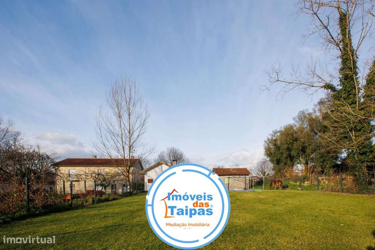 Vende-se Moradia Individual e rés-do-chão - T2-11