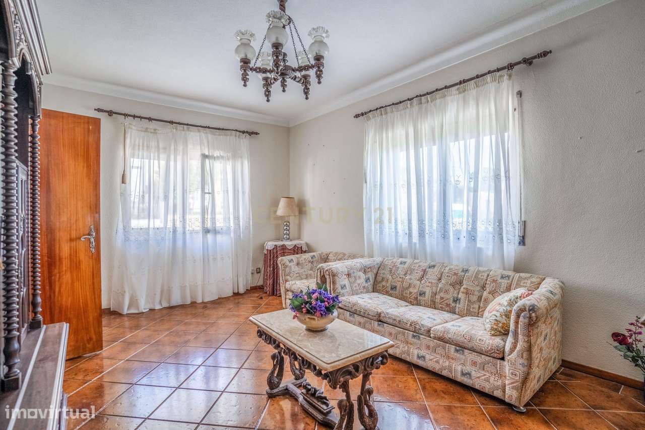 Moradia Bifamiliar com 2 Armazéns de Grande Dimensão-7