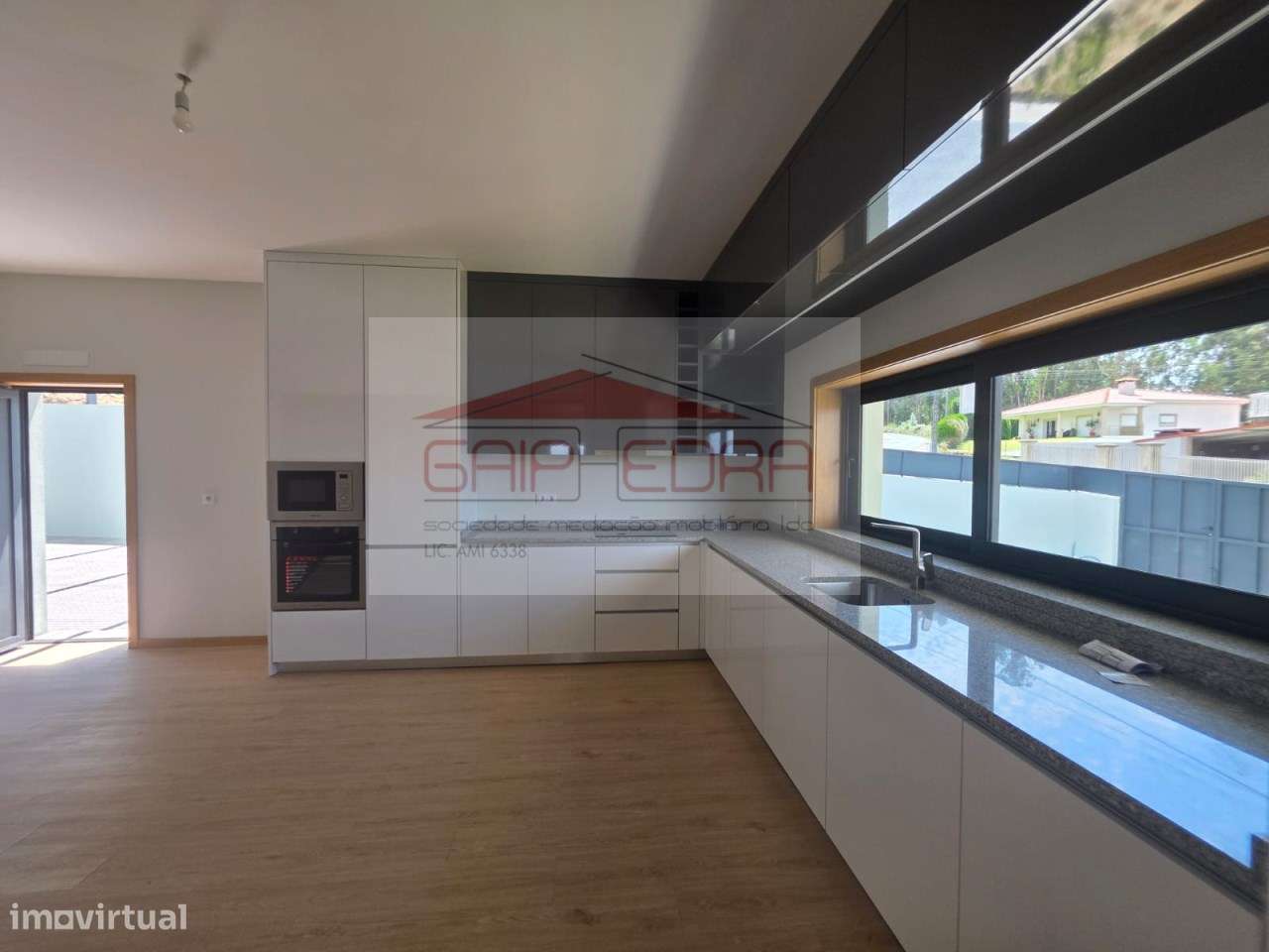 Moradia 4 frentes nova  com 840 m2 terreno em Felgueiras-11