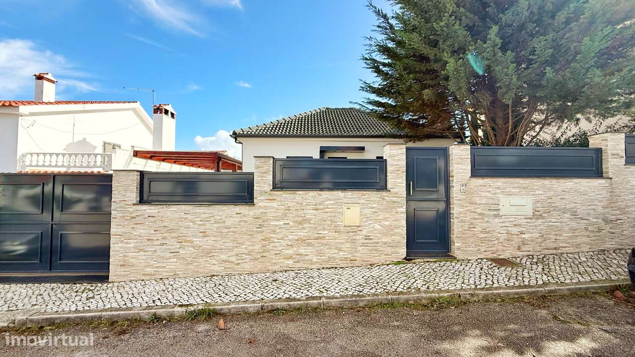 Moradia IsoladaT1+1 Totalmente Remodelada -Charneca da Caparica-0