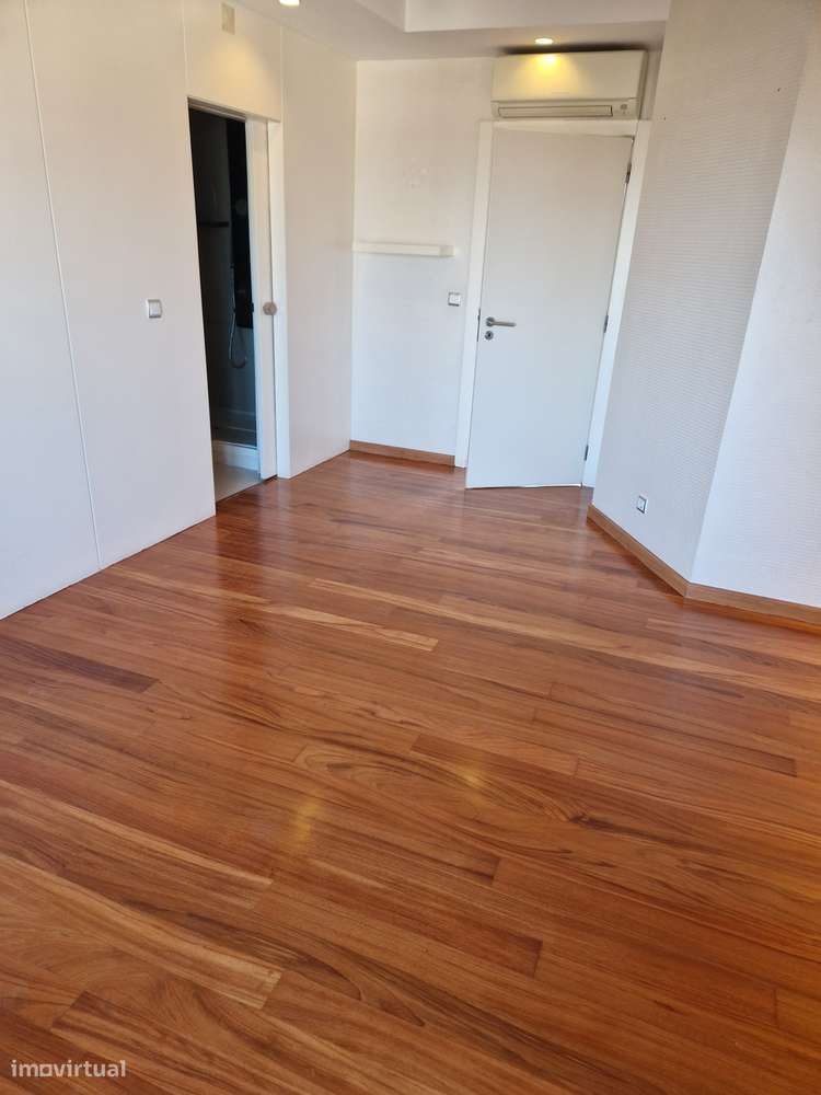 T3 Luxo (T3+T3 ligados/2 Fracções) com 3 Boxes Vistas - Almada Centro-35
