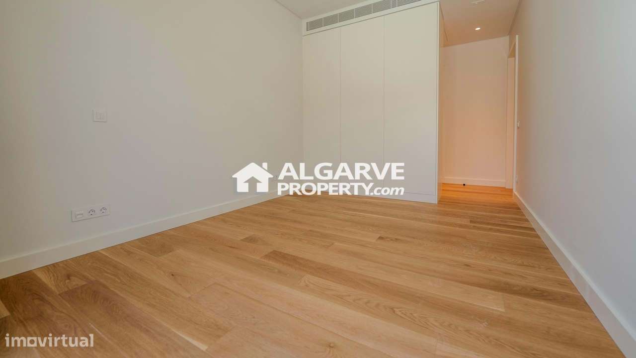Luxuoso apartamento T2 novo em frente à Praia de Quarteira, Algarve - Grande imagem: 4/17