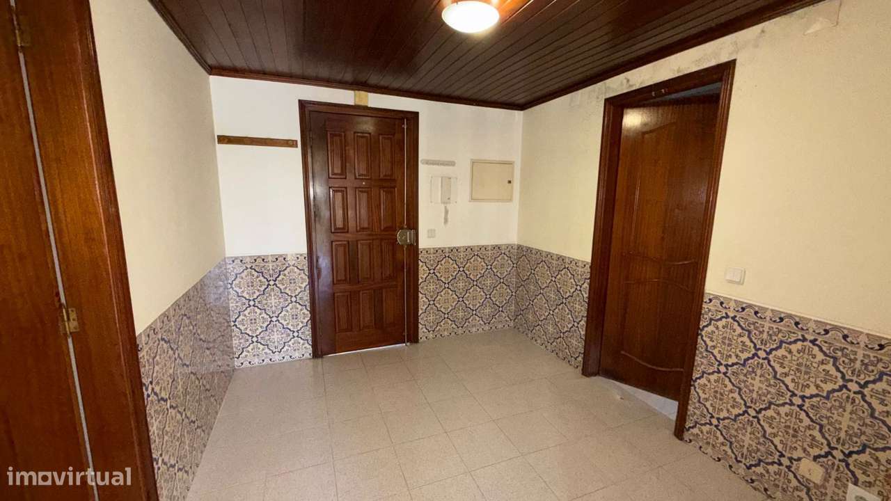 Apartamento T2 com 2 casas de banho e varanda. Junto a hipermercado...-9
