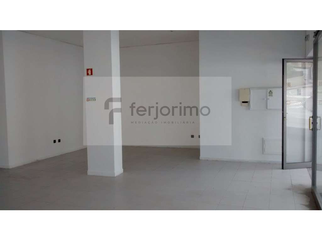 LOJA PARA ARRENDAMENTO, COM BOA MONTRA E COM BASTANTE VISIBILIDADE,... - Grande imagem: 3/4
