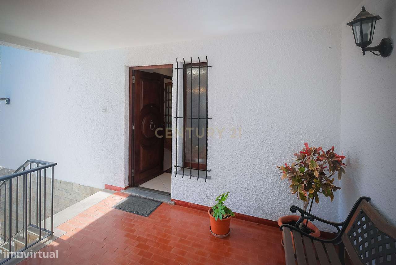 Moradia T5 em Carcavelos — Espaço, Conforto e Localização Privilegiada-38