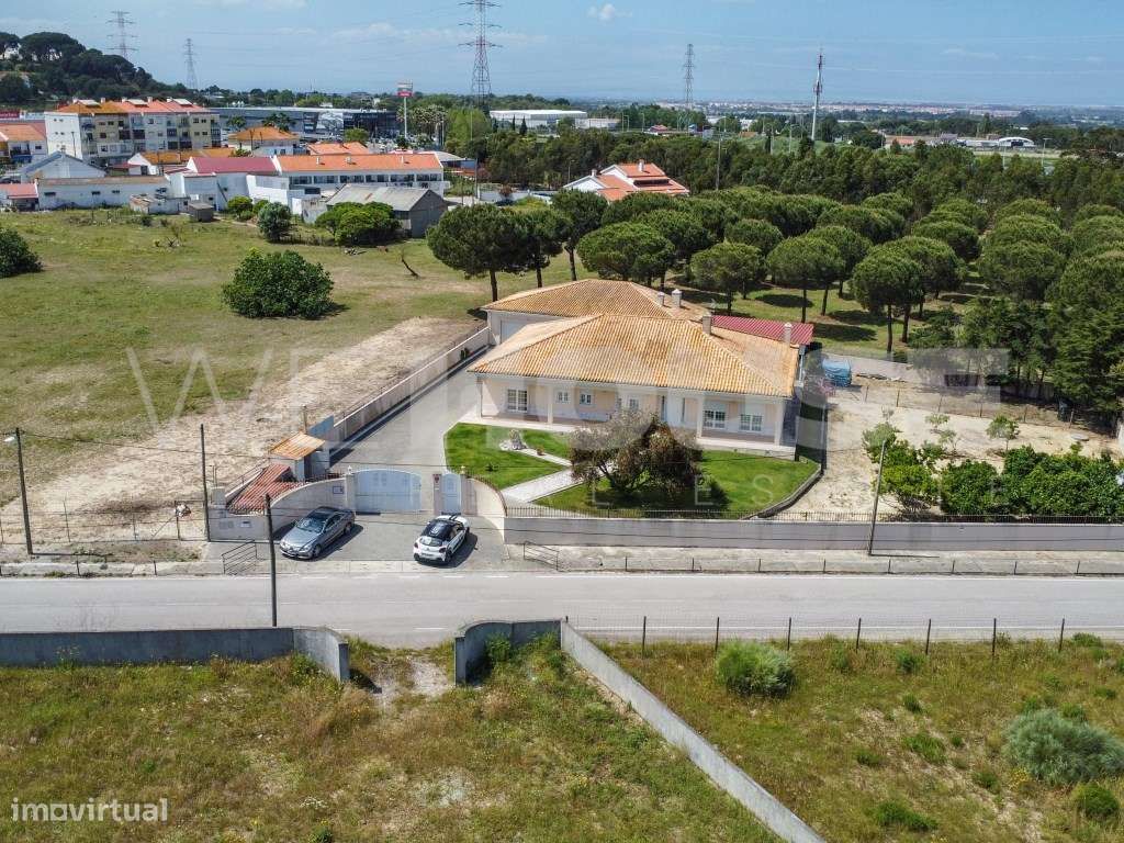 Moradia T4 com 280 m2, inserida em terreno com 2500 m2 em Palmela-33