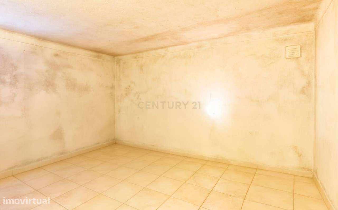 Quinta do Conde - Moradia Isolada de 3 assoalhadas para remodelação, c-10